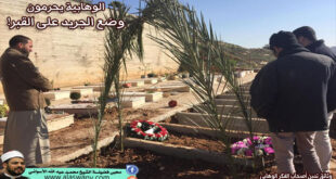 الوهابية يحرمون وضع الجريد على القبر!
